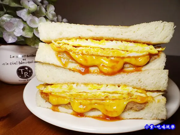 台北信義區早午餐/捷運市政府美食【真芳碳烤吐司/紅茶牛奶-信義店】辣肉蛋起司吐司/真芳三明治/花生花生吐司/真芳蛋餅~令人懷念中南部軟Q粉漿蛋餅、醇香奶茶滋味