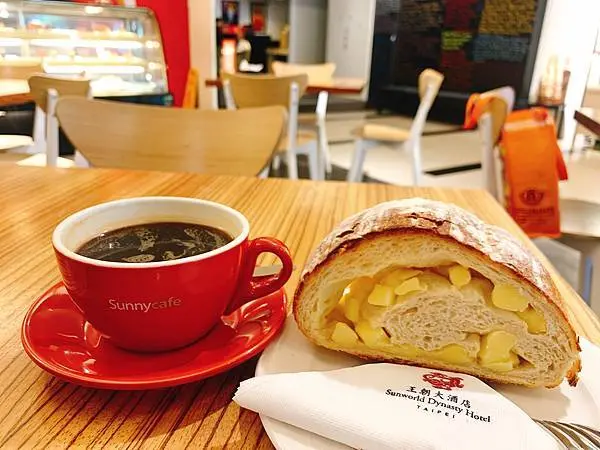 【王朝大酒店Sunny cafe】小巨蛋下午茶~捷運小巨蛋站/麵包/輕食/咖啡/wifi/插頭/不限時