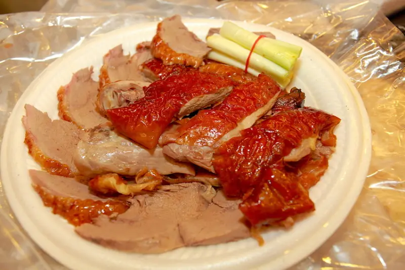 吃。高雄|岡山區。隱藏版的美味，排隊人潮不斷，晚來就買不到，口感美味定價合理「行口燒鴨.燒雞」。