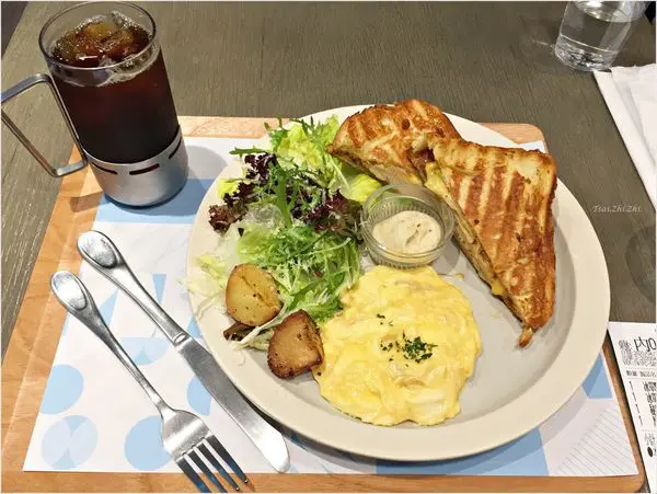 [台北]Cuiqu Coffee奎克咖啡(台北忠孝店)|早安!來份香氣四溢秘製嫩雞丹麥早午餐搭手沖咖啡