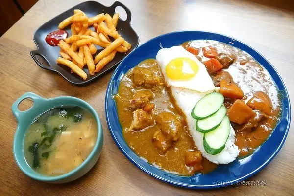 吃。台北松山《日好咖哩》隱身在巷弄中的文青風簡約咖哩小店。松山區咖哩推薦。南京復興美食推薦