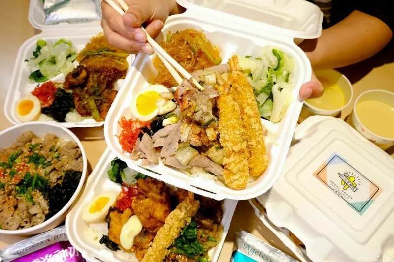 文青餐盒新菜單上市，人人有丼吃，便當雙主菜、三主菜好豐盛，外帶外送滿五個就有折扣！
