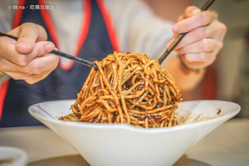 馬醬韓國中華料理 ▏到韓國必吃的黑色炸醬麵這裡也吃的到 配上半熟蛋香濃滑順。糖醋肉、炒馬湯麵 台北韓式中華料理推薦。捷運南京復興站