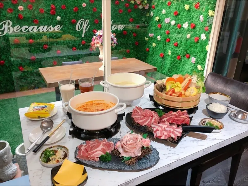 | 高雄美食 |超美又浮誇の火鍋店/怎麼拍都美/CP值高/因為有您鍋物餐廳 Because Of You