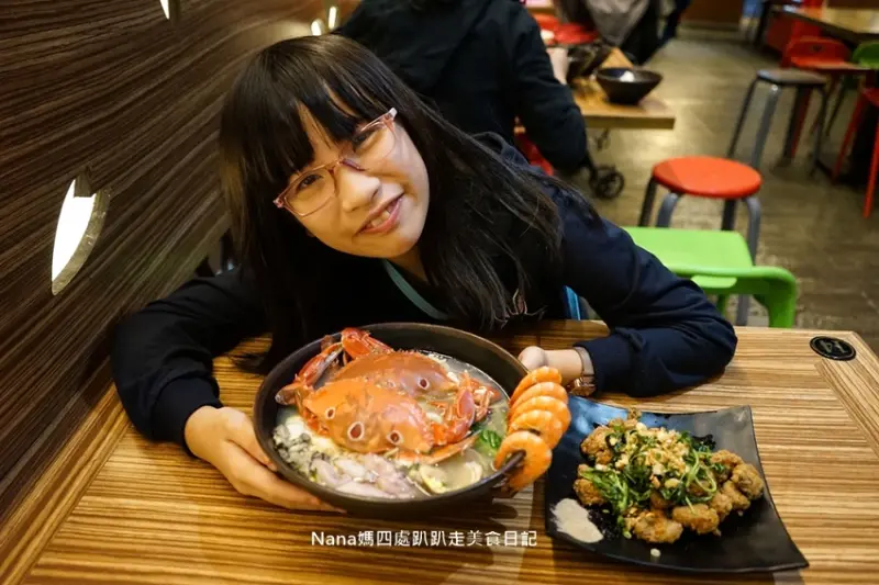 《台北金山美食》金山大碗螃蟹.一碗兩人吃.碗公等級的浮誇螃蟹烏龍麵 – Nana媽四處趴趴走美食日記