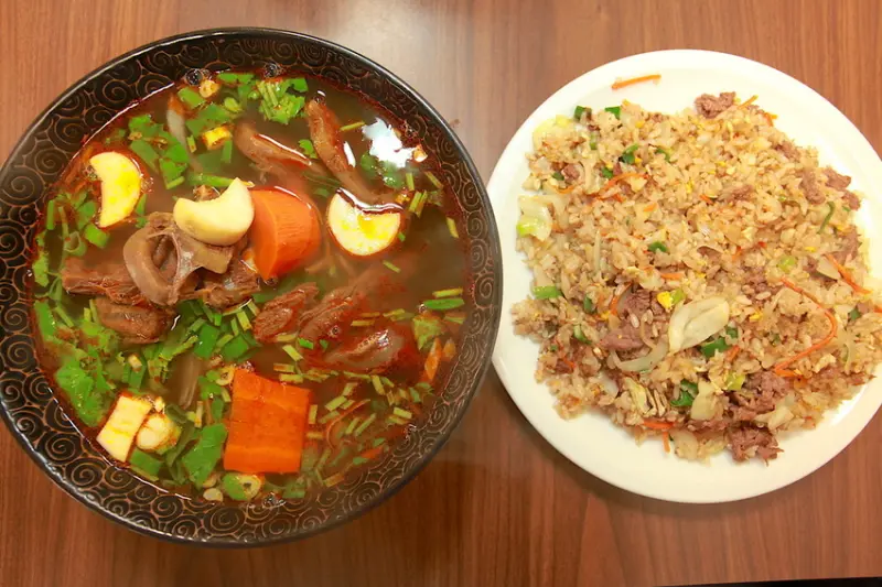 吃。台南|東區。巷弄傳美食，新店報報，很有實力的越南美食「戀戀河粉」。