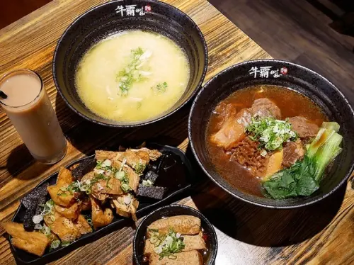 牛霸beefbar-台北大安區牛肉麵  霸氣三寶一次享用  精燉雞粥滿滿精華在裡面 無雷餐點快來踩              
