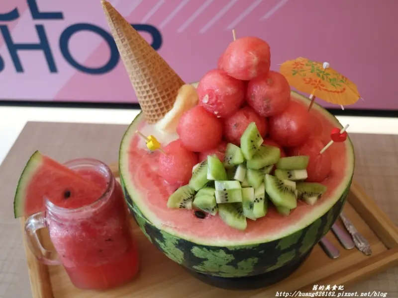 【新北蘆洲區】超浮誇的"西瓜園"一整顆西瓜端上桌『古早味 旺來冰館』芋見奇蹟雪淇冰/招牌鳳梨冰/蕃茄蜜餞冰/捷運三民高中