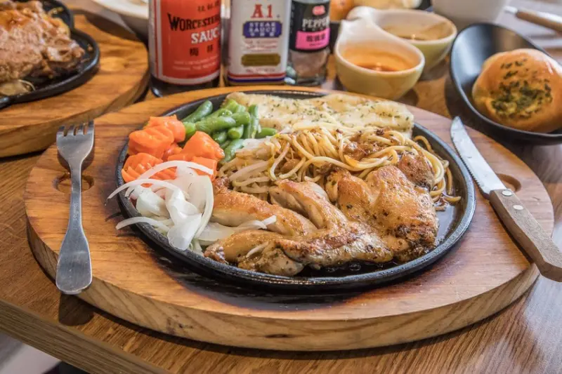 [台北內湖]台北牛排推薦！內湖平價牛排，台日結合精緻牛排，堅持使用優質美福牛肉！富士見台牛排屋-內湖店 - 大手牽小手。玩樂趣