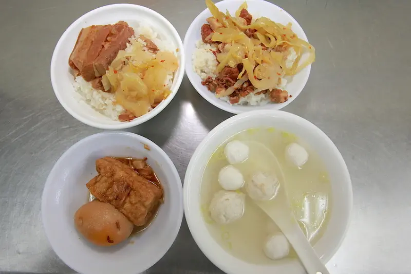 吃。高雄|鹽埕區。超過80年的老店，餐點美味定價偏貴「大溝頂王記旗魚丸」。