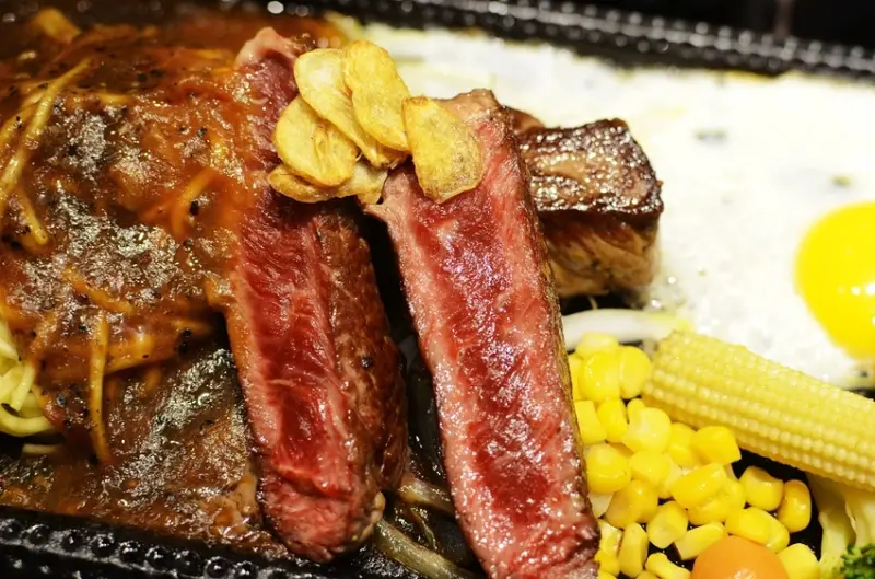 鉄火牛排，用超級烤箱料理的美味，新光三越A11美食街也吃得到品質好的牛排唷!!!