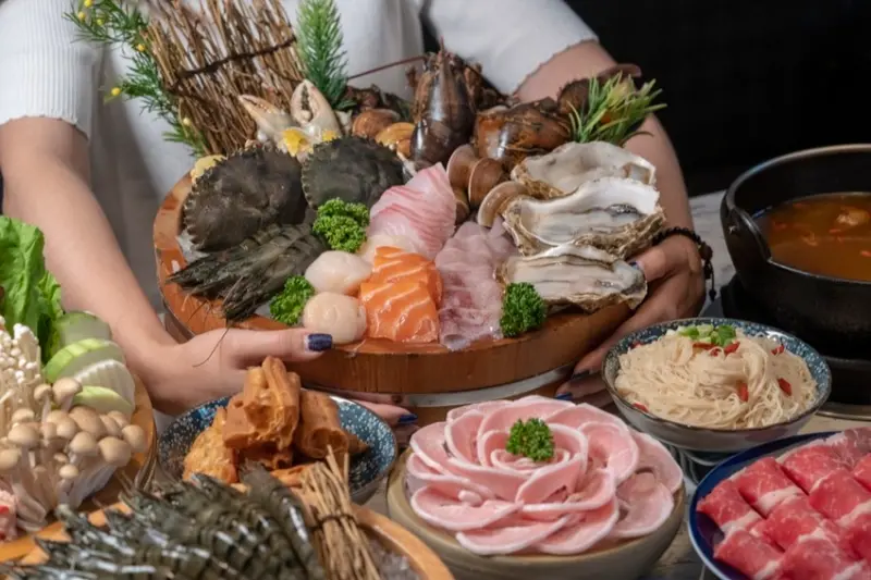 台中海鮮火鍋 源鍋｜大拇指等級的海鮮食材，堆疊出鮮味新高度 · 算命的說我很愛吃