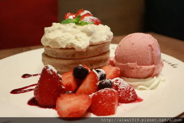 【台北夢幻早午餐】九州鬆餅咖啡-微風南山atré店，九州特色七種穀物，讓鬆餅軟Q彈，甜而不膩幸福滋味