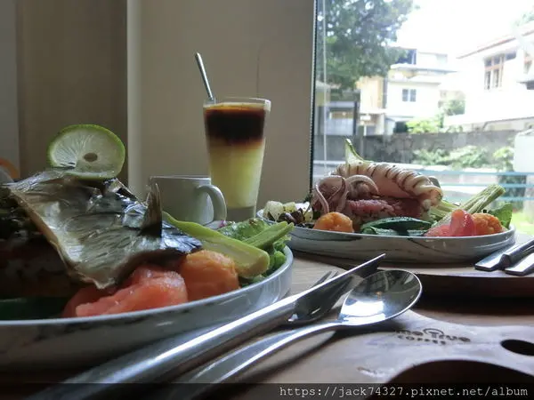 {台中美食}成真咖啡 台中審計店 全新彩虹飯菜色推薦、蓬鬆Q彈的熱情鋒芒舒芙蕾，還有不能錯過的台中店限定版咖啡：橙香冰咖啡、茶染金栗