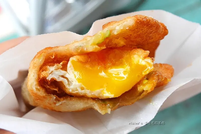 吃。台北中正《三比八炸蛋餅 台北光華分店》人生吃過最好吃的炸蛋蔥油餅