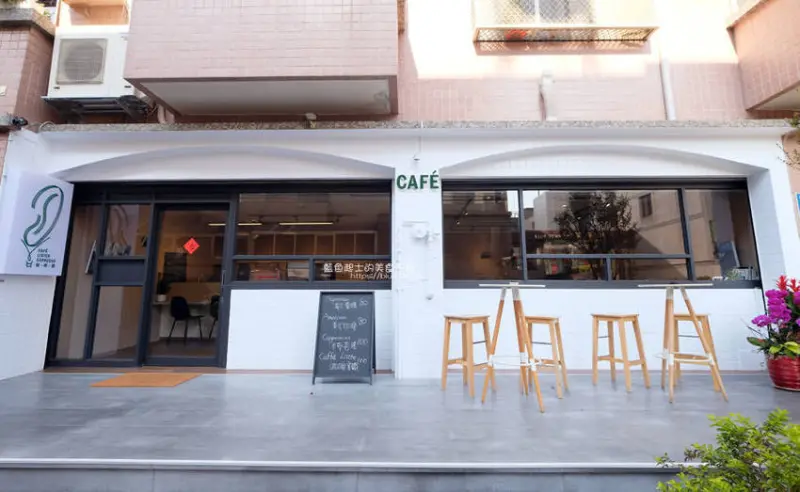 台中西屯│Cafe Listen咖啡聽-用咖啡記住生活的熱情，門口很好拍的白色系咖啡店 - 藍色起士的美食主義
