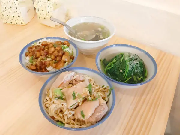 【台中】老舊巷弄平價美食，香嫩油滑雞腿麵，滿滿膠質滷肉飯，盡在桂蘭麵小吃坊。