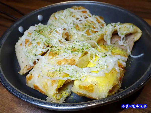 蘆洲親子早午餐推薦【光頭早午餐屋】巷弄內特色早餐店/海軍陸戰隊炒麵/自製手工酥皮蛋餅/百搭~光頭手工辣椒醬(讚)早午餐選項多；內用有兒童玩具#預約95折#滿500可外送(食記MENU)