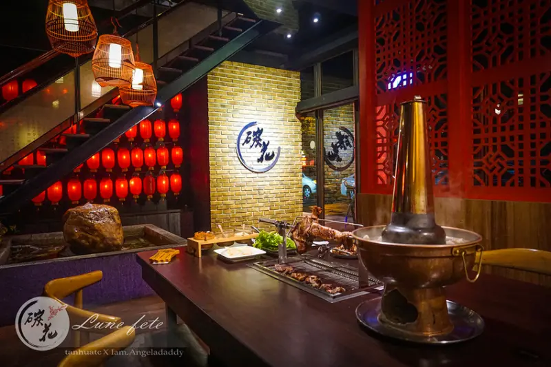 [台中美食推薦] 網評好口碑 碳花超狂無雙羔羊腿初體驗來囉！ 必點：霸氣碳烤羊腿、酸菜白肉鍋、羊奶酒、柚香大根、羊肋排... 大口吃肉大口喝酒 拿起令牌你就是成吉思汗！