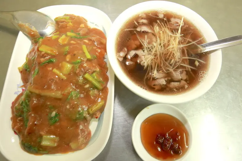 吃。台南|中西區。位在旅客聚集地區，羊肉整體口頗具水準，餐點定價合理範圍「 岡山雄羊肉」。