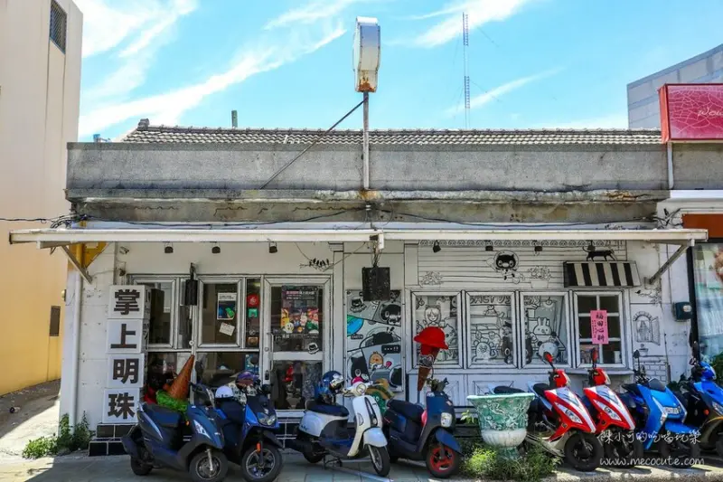 獨特黑鳳梨冰淇淋超療癒！在地必吃仙人掌口味，這間有冷氣又舒適，店員還會先給你試吃