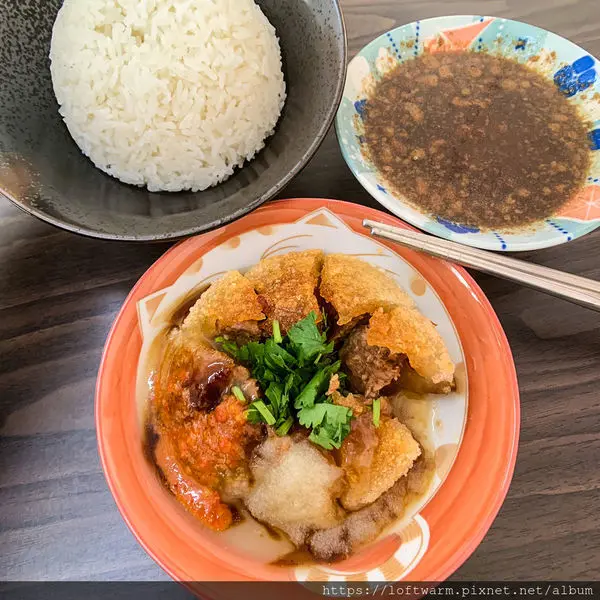 桃園中壢好吃現炸脆皮肉圓推薦 想加多少都自己淋上去的鹹香的米糕滷肉飯也超美味... 