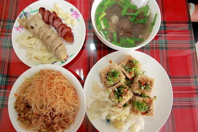 吃。台南|東區。台式下午茶，餐點口感中規中矩，菜色定價合理範圍「嘉仁脆皮臭豆腐」。