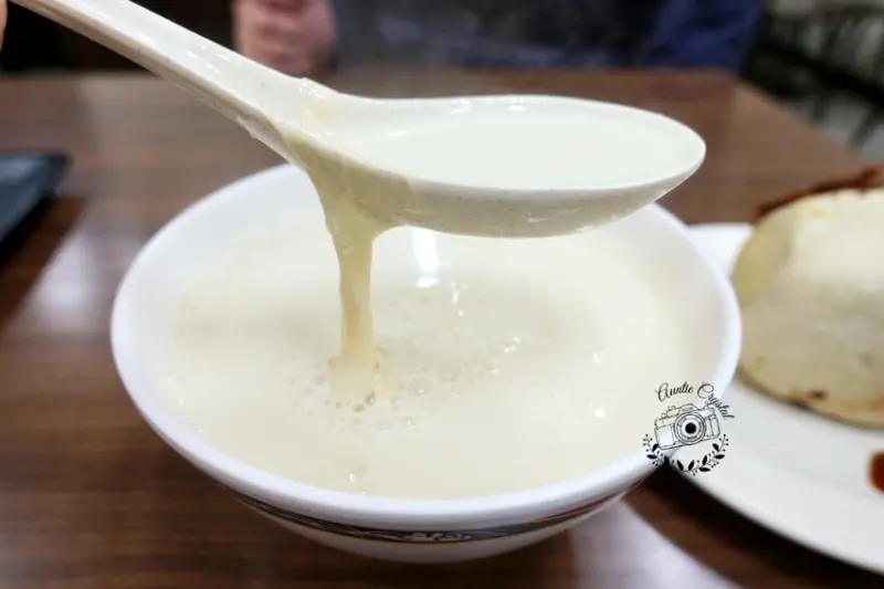 【台北】古亭站 鼎元豆漿 濃到有豆皮的必喝豆漿 韭菜包也是必點推薦