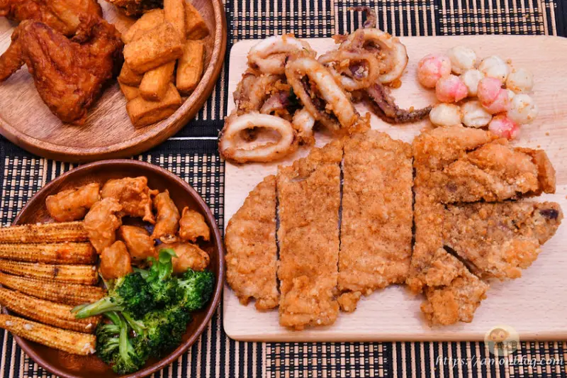 饗炸炸物專賣 ~加醬香酥雞排超美味必吃，還有好吃的酥炸魷魚和湯雞翅，深夜宵夜小酌的最佳選擇