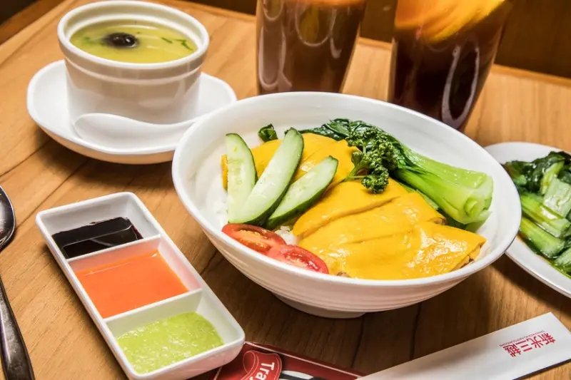 [台北信義]信義區美食推薦，堅持使用溫體雞，低溫烹調超軟嫩海南雞飯！瑞記海南雞飯-新光三越台北信義A8店 - 大手牽小手。玩樂趣