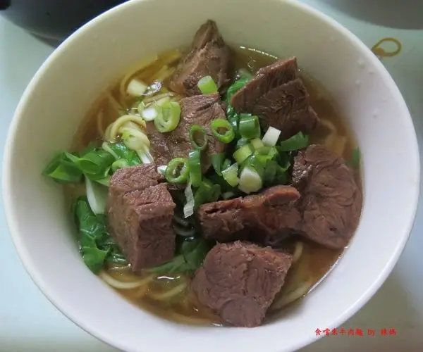 在家就能享受大塊又美味的牛肉麵，來自蘆洲的【食嚐來牛肉麵】，還有香蒜肉醬哦#宅配牛肉湯#方便料理