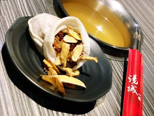 【基隆 湯城一族】冬至已經訂好位了呀…誰說涮涮鍋只能選昆布，崁仔頂海鮮新鮮直送，完全零添加，這一鍋藥膳完全就是冬令進補首選的湯頭...