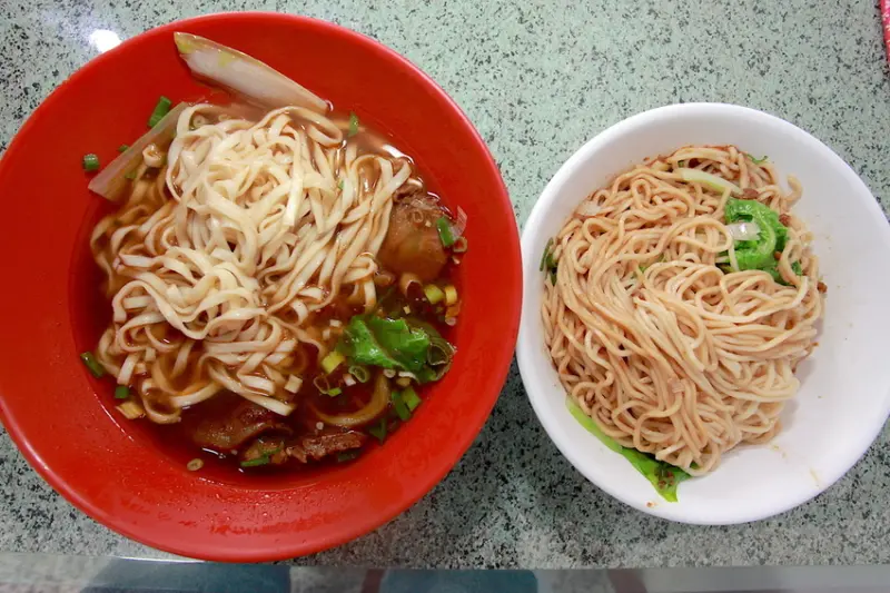 吃。台南|北區。靠近成大校區小吃，網路沒有分享文章，牛肉麵口感蠻推薦「 開元館紅燒牛肉麵」。