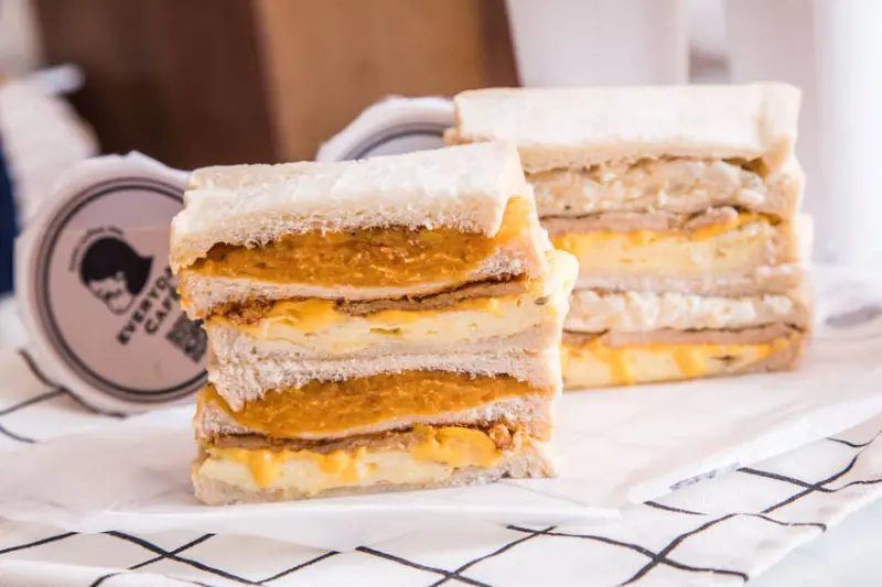 [新北永和]中永和排隊早餐名店，上班遲到都要買！超豐滿爆料三明治！EVERYDAY CAFE-永和頂溪店 - 大手牽小手。玩樂趣