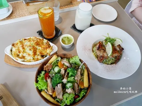 桃園美食︱桃園．旅人咖啡館~桃園後火車站，環境明亮舒適、餐點選擇多樣化