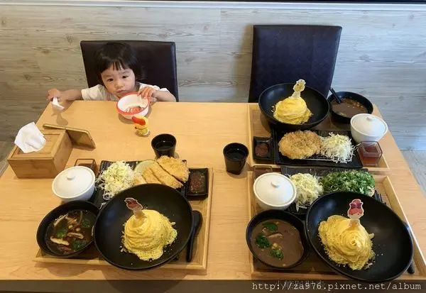 來去看漂亮的茉莉公主，品嚐好吃的咖哩豬排蛋包飯就在五目坊