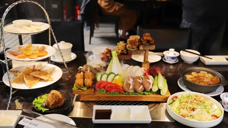 將進酒-素 燒烤殿 Vegetarian BBQ 烤草照樣浮誇又歡樂 2人套餐899 元 純素/蛋奶素 這裡沒有肉只有烤草