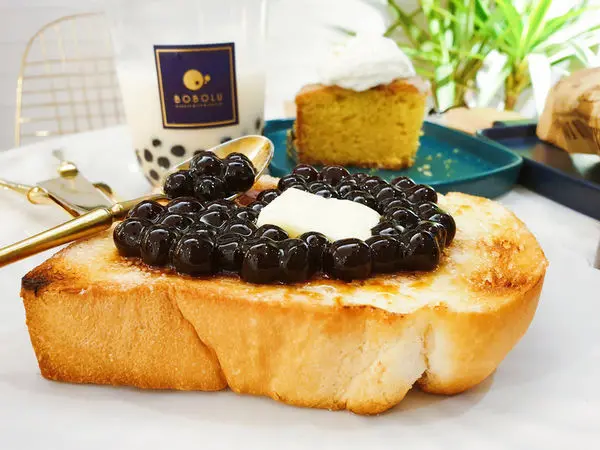 ♪市政府站。BOBOLU♬ 黑糖珍珠鮮奶。法式塔塔魚排堡。超濃可可鮮奶酪。珍珠烤糖吐司。檸檬磅蛋糕