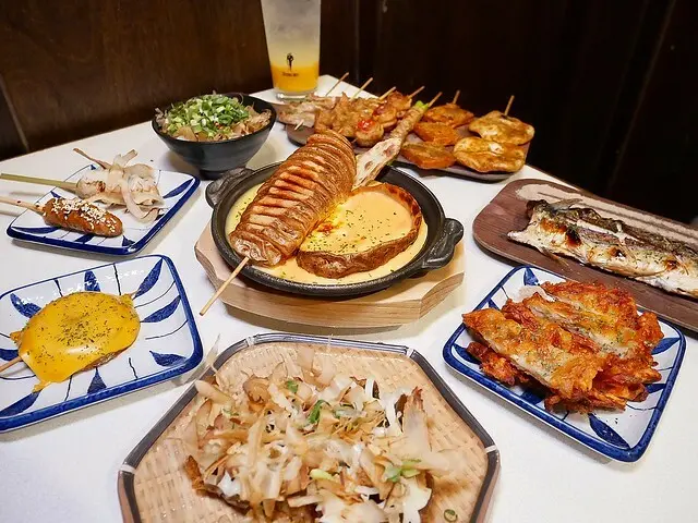 台中日式居酒屋，串燒種類豐富，免費提供茶泡飯和柴魚醬拌飯吃到飽，打卡、google評論再拿超多好康-燒鳥串道