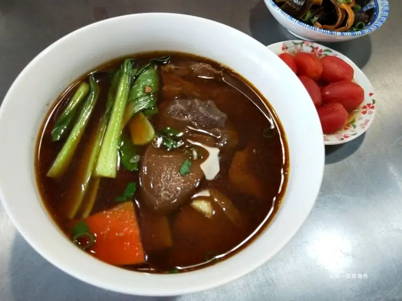 『美食@高雄』我不是牛肉麵，是好吃的豬肉麵-好麵食堂