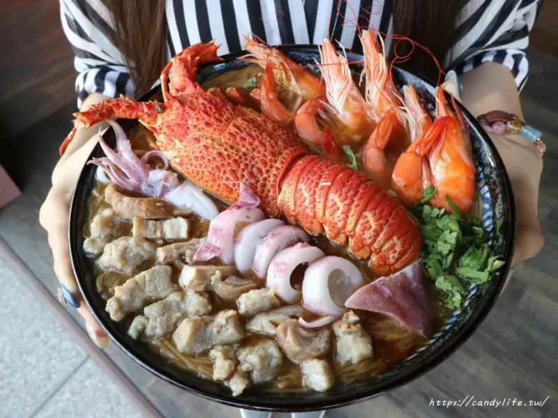 麵香大腸麵線超浮誇邪惡龍蝦三寶麵線霸氣登場！滿滿配料讓你吃飽吃滿～