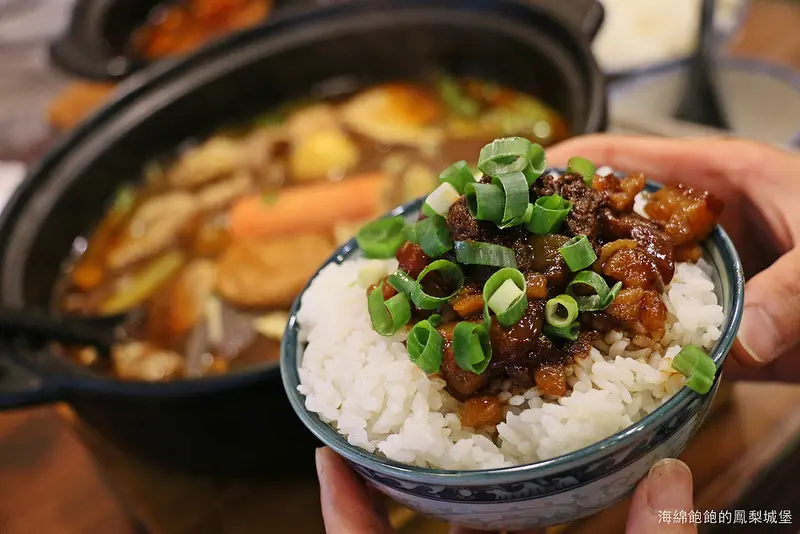北投美食『阿二麻辣食堂(石牌總店)』麻辣滷肉飯，麻辣臭豆腐鴨血煲，麻辣小火鍋，IG熱門打卡排隊店，菜單價位(捷運石牌站)