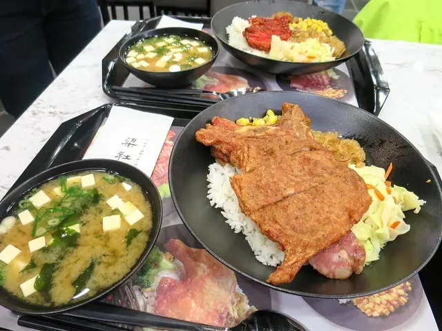 【中和便當美食】梁社漢排骨(建一店)，排骨飽滿厚實、炸雞腿酥脆多汁，結合悠遊卡、LINE PAY自助點餐!