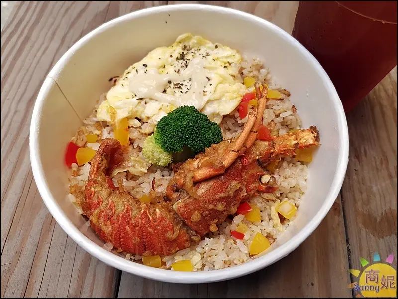 8德司外帶。這價格太佛了!龍蝦義式炒飯附飲料不到百元還有整隻紐奧良炸雞CP值爆表滿499免費外送-商妮吃喝遊樂