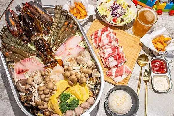 【台中美食】8德司創意餐館-台中一中商圈超狂義大利麵、雞湯暢飲、巨無霸超豪華澎拜龍蝦火鍋，蒸煮鍋多種選擇一次滿足