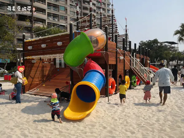 屏東市‧又一座新型共融公園,登上海盜船,奔馳白沙中...「永大共融公園」