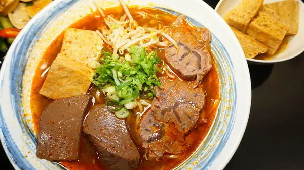 [新北美食] 勝男家牛肉豚骨拉麵-澳門紅回台灣激推麻辣牛肉麵 /海山捷運站 /土城牛肉麵