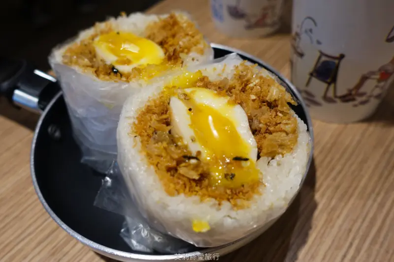 蘆洲早餐》弘記豆漿店 招牌溏心蛋飯糰 手工蛋餅、燒餅 每日現擀餅皮香酥美味 蘆洲排隊早餐 - 艾莉絲愛旅行