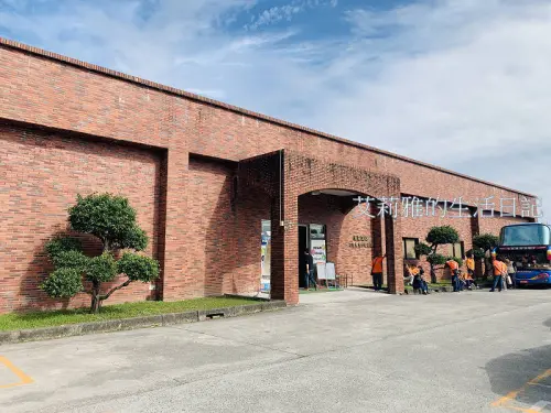 宜蘭礁溪金車生技水產養殖研發中心｜透明玻璃觀魚台看鯊魚魟魚｜還有餵鯊魚體驗喔~免費景點