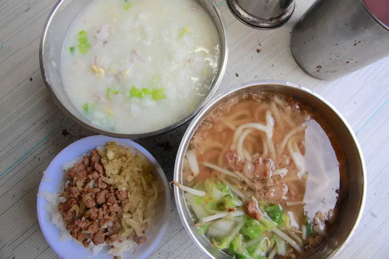 吃。台南|中西區。位在五妃街上，專賣粥品，整體口感還可以接受「 巧好粥品小吃」。